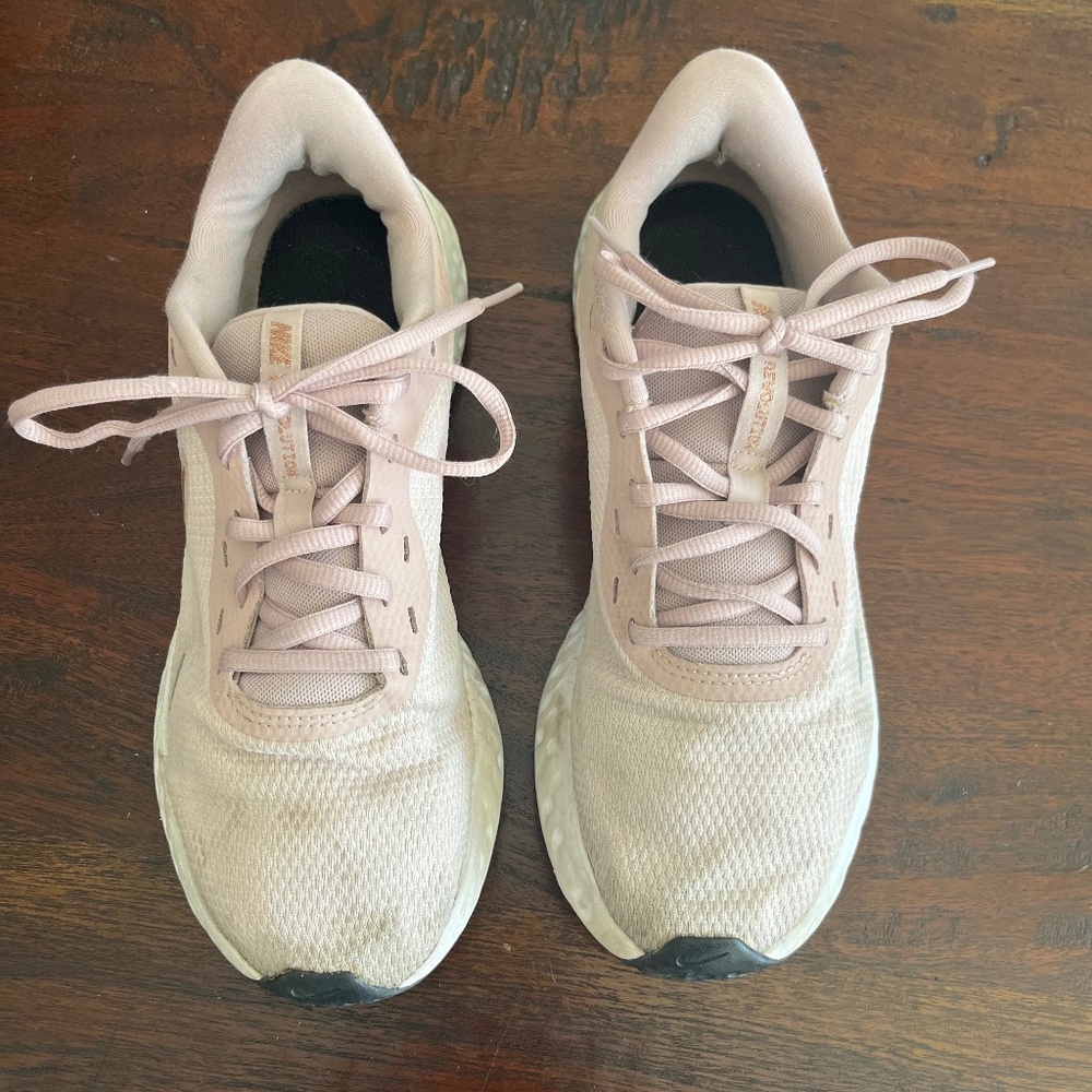 Nike Revolution - Picture 2 of 3